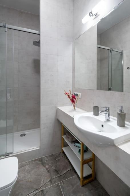 Charming Apartment In Calm And Central Area Krakow Exterior photo